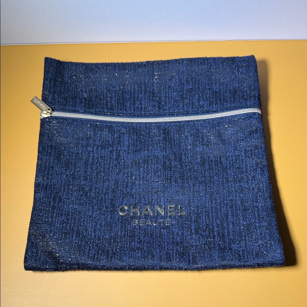 CHANEL Beauté Navy Pouch with Zipper